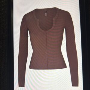 Skims soft lounge split neck long sleeve in cocoa sz xs